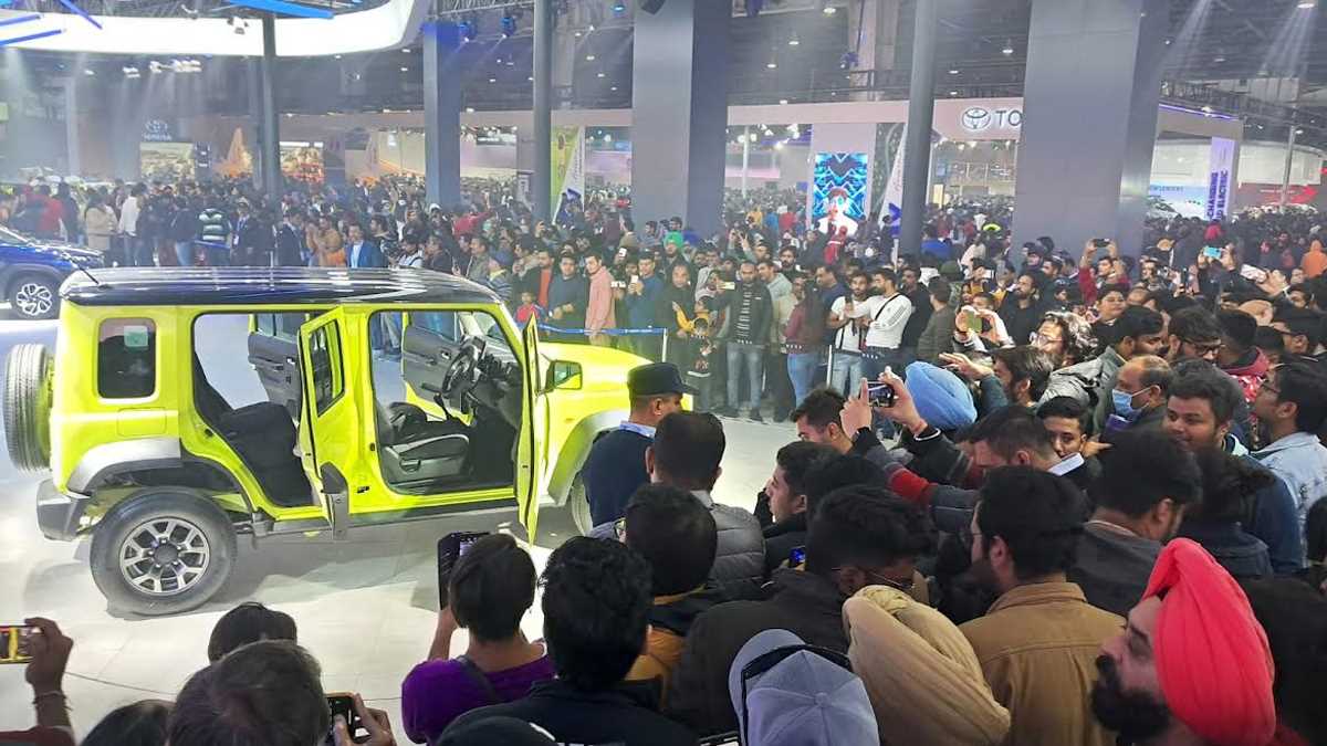 ऑटो एक्सपो में वीकेन्ड पर उमड़ा जन सैलाब, प्रवेश के लिए लगी लम्बी कतार